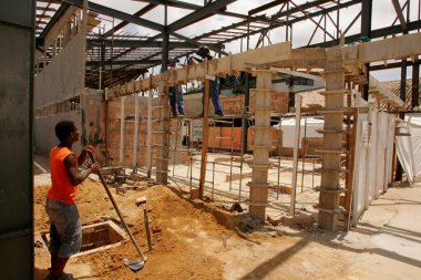 Porto seguro, Bahia / Brezilya - 10 Kasım 2010: Güney Bahia 'daki Porto Seguro kentindeki havaalanının yenilenmesi üzerinde çalışan inşaat işçileri görülüyor..