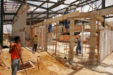 Porto seguro, Bahia / Brezilya - 10 Kasım 2010: Güney Bahia 'daki Porto Seguro kentindeki havaalanının yenilenmesi üzerinde çalışan inşaat işçileri görülüyor..