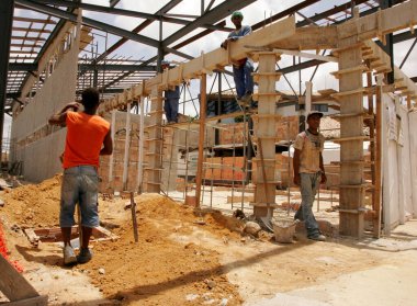 Porto seguro, Bahia / Brezilya - 10 Kasım 2010: Güney Bahia 'daki Porto Seguro kentindeki havaalanının yenilenmesi üzerinde çalışan inşaat işçileri görülüyor..