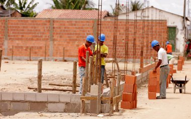Eunapolis, Bahia / Brezilya - 4 Eylül 2010: Güney Bahia 'daki Eunapolis belediyesinde inşaat işçileri bir okul inşa ederken görülüyor..