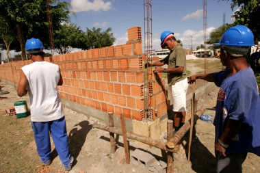 Eunapolis, Bahia / Brezilya - 4 Eylül 2010: Güney Bahia 'daki Eunapolis belediyesinde inşaat işçileri bir okul inşa ederken görülüyor..