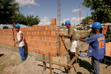 Eunapolis, Bahia / Brezilya - 4 Eylül 2010: Güney Bahia 'daki Eunapolis belediyesinde inşaat işçileri bir okul inşa ederken görülüyor..