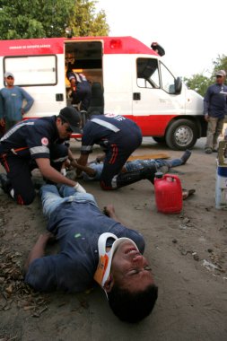 teixeira de freitas, bahia / brrazil - 3 Eylül 2010: Samu 192 'den kurtarma ekipleri Teixeira de Freitas şehrinde bir motosiklet kazası kurbanı için tedavi sırasında görüldü.. 
