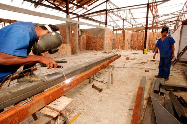 Porto seguro, Bahia / Brezilya - 10 Kasım 2010: Güney Bahia 'daki Porto Seguro kentindeki havaalanının yenilenmesi üzerinde çalışan inşaat işçileri görülüyor..