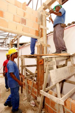 Porto seguro, Bahia / Brezilya - 10 Kasım 2010: Güney Bahia 'daki Porto Seguro kentindeki havaalanının yenilenmesi üzerinde çalışan inşaat işçileri görülüyor..