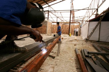 Porto seguro, Bahia / Brezilya - 10 Kasım 2010: Güney Bahia 'daki Porto Seguro kentindeki havaalanının yenilenmesi üzerinde çalışan inşaat işçileri görülüyor..