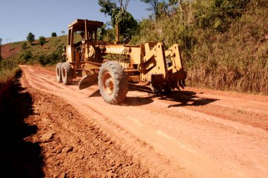 jucurucu, bahia / brrazil - 30 Nisan 2010: Seviye makinesi Itamaraju şehirlerini güney Bahia 'daki Jucurucu' ya bağlayan toprak bir yolda çalışır..