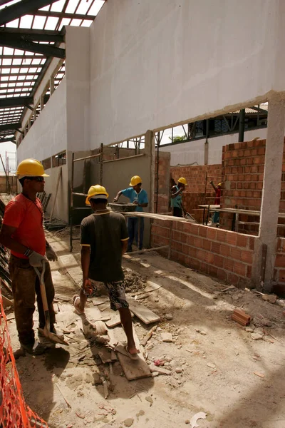 Porto seguro, Bahia / Brezilya - 10 Kasım 2010: Güney Bahia 'daki Porto Seguro kentindeki havaalanının yenilenmesi üzerinde çalışan inşaat işçileri görülüyor..