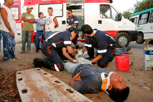 teixeira de freitas, bahia / brrazil - 3 Eylül 2010: Samu 192 'den kurtarma ekipleri Teixeira de Freitas şehrinde bir motosiklet kazası kurbanı için tedavi sırasında görüldü..
