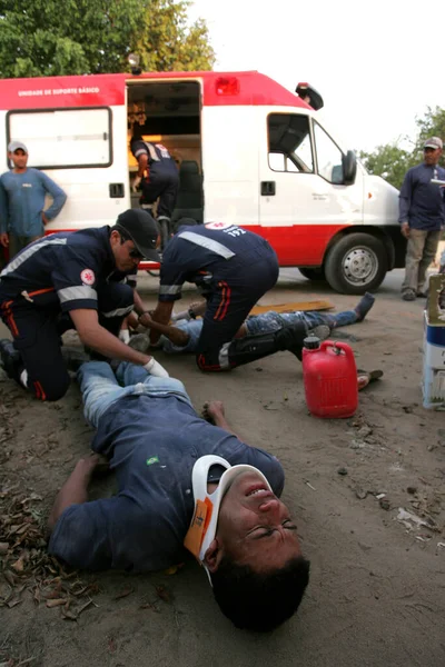 teixeira de freitas, bahia / brrazil - 3 Eylül 2010: Samu 192 'den kurtarma ekipleri Teixeira de Freitas şehrinde bir motosiklet kazası kurbanı için tedavi sırasında görüldü.. 