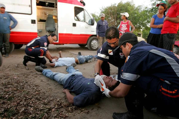 teixeira de freitas, bahia / brrazil - 3 Eylül 2010: Samu 192 'den kurtarma ekipleri Teixeira de Freitas şehrinde bir motosiklet kazası kurbanı için tedavi sırasında görüldü.. 