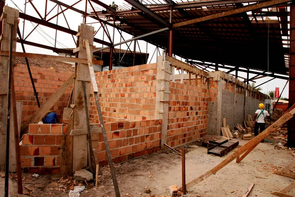 Porto seguro, Bahia / Brezilya - 10 Kasım 2010: Güney Bahia 'daki Porto Seguro kentindeki havaalanının yenilenmesi üzerinde çalışan inşaat işçileri görülüyor..