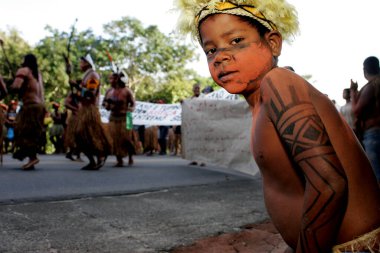 Porto seguro, Bahia / Brezilya - 17 Nisan 2010: Pataxo yerlileri Güney Bahia 'daki Porto Seguro kentindeki BR 367 otoyolunda düzenlenen bir protesto sırasında görüldü..