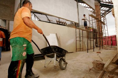 Porto seguro, Bahia / Brezilya - 10 Kasım 2010: Güney Bahia 'daki Porto Seguro kentindeki havaalanının yenilenmesi üzerinde çalışan inşaat işçileri görülüyor..