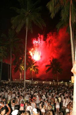 Porto seguro, Bahia / Brezilya - 1 Ocak 2010: Güney Bahia 'daki Porto Seguro şehrinde yeni yıl arifesinde havai fişek patlamaları.