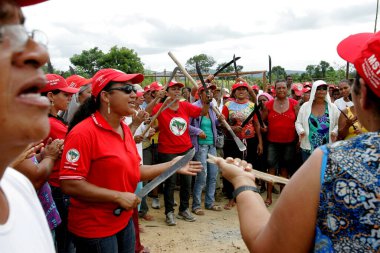 Eunapolis, Bahia / Brezilya - 1 Mart 29011: Landless Movement - MST 'den kadınlar Eunapolis' teki BR 101 karayolunu kapatan bir protesto sırasında görüldü.