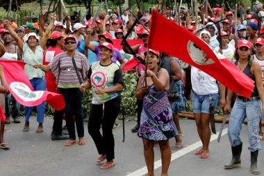 Eunapolis, Bahia / Brezilya - 1 Mart 29011: Landless Movement - MST 'den kadınlar Eunapolis' teki BR 101 karayolunu kapatan bir protesto sırasında görüldü.