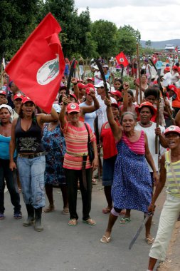 Eunapolis, Bahia / Brezilya - 1 Mart 29011: Landless Movement - MST 'den kadınlar Eunapolis' teki BR 101 karayolunu kapatan bir protesto sırasında görüldü.
