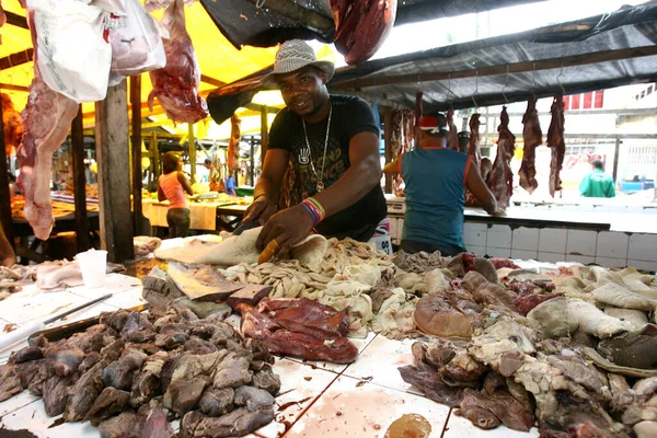 Itabuna Bahia Brasil Novembro 2011 Açougueiro Visto Manipulando Carne Bolvina — Fotografia de Stock