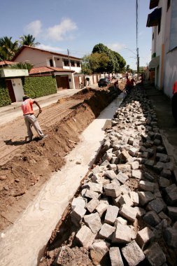 Eunapolis, Bahia / Brezilya - 8 Mart 2010: Eunapolis şehrinde bir kanalizasyon sisteminin inşaatında işçiler görülüyor.