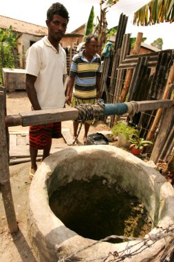 itabela, Bahia / Brezilya - 9 Eylül 2010: Güney Bahia 'daki Itabela kentindeki bir kuyunun yanında insanlar görülüyor..