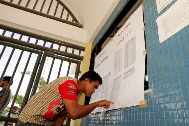 Eunapolis, Bahia / Brezilya - 6 Kasım 2010: İnsanlar Eunapolis şehrindeki Ulusal Lise Sınavları 'na katılım listesine bakıyorlar..