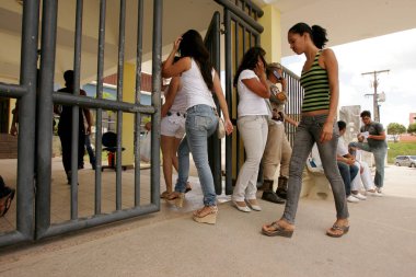Eunapolis, Bahia / Brezilya - 6 Kasım 2010: Eunapolis şehrindeki Ulusal Ortaokul Sınavları Sınavı 'nın girişinde insanlar görülüyor..