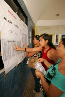 Eunapolis, Bahia / Brezilya - 6 Kasım 2010: İnsanlar Eunapolis şehrindeki Ulusal Lise Sınavları 'na katılım listesine bakıyorlar..