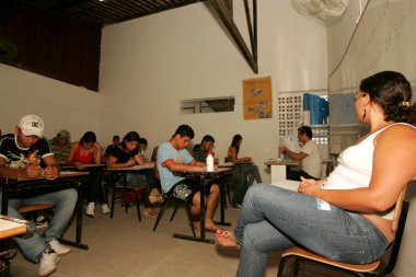 Eunapolis, Bahia / Brezilya - 6 Kasım 2010: Eunapolis şehrindeki Ulusal Lise Sınavı 'nda insanlar sınava girerken görülüyor.
