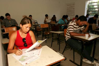 Eunapolis, Bahia / Brezilya - 6 Kasım 2010: Eunapolis şehrindeki Ulusal Lise Sınavı 'nda insanlar sınava girerken görülüyor.