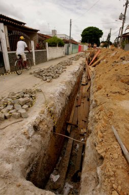 Eunapolis, Bahia / Brezilya - 8 Kasım 2010: Güney Bahia 'daki Eunapolis belediyesinde bir kanalizasyon sisteminin uygulanması için çukur kazıldı