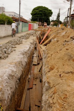 Eunapolis, Bahia / Brezilya - 8 Kasım 2010: Güney Bahia 'daki Eunapolis belediyesinde bir kanalizasyon sisteminin uygulanması için çukur kazıldı