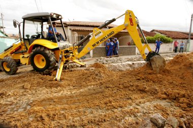 Eunapolis, Bahia / Brezilya - 17 Kasım 2010: kepçe makinesi Bahia 'nın güneyindeki Eunapolis şehrinde bir caddede bir kanalizasyon ağının uygulanması üzerinde çalışıyor.