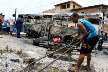 Porto seguro, bahia, / brrazil - 1 Aralık 2011: Güney Bahia 'daki Porto Seguro şehrinde bir suç örgütünün üyeleri tarafından ateşe verilen otobüs donanımı.