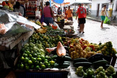 Salvador, Bahia, / Brezilya - 18 Mayıs 2014: Salvador kentindeki Sao Joaquim fuarında satılık ortifrutes tezgahı