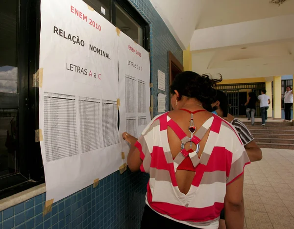 ユニアポリス バヒア ブラジル 2010年11月6日 人々は 国立高校試験の受験のための出席リストを見て エネム ユニアポリス市 — ストック写真