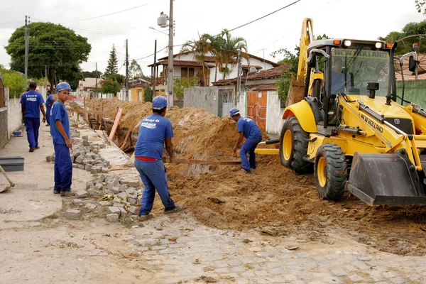 Eunapolis, Bahia / Brezilya - 17 Kasım 2010: kepçe makinesi Bahia 'nın güneyindeki Eunapolis şehrinde bir caddede bir kanalizasyon ağının uygulanması üzerinde çalışıyor.
