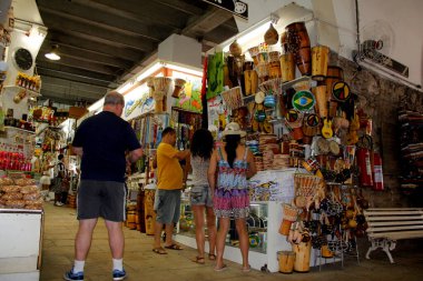 Salvador, Bahia / Brezilya - 16 Mart 2013: Salvador 'daki Mercado Modelo el sanatları mağazalarının iç görünümü.