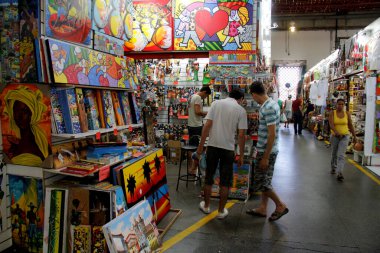 Salvador, Bahia / Brezilya - 16 Mart 2013: Salvador 'daki Mercado Modelo el sanatları mağazalarının iç görünümü.