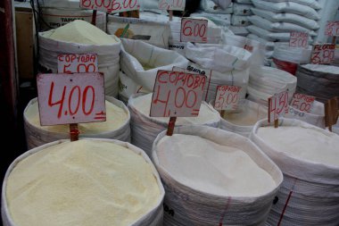 Salvador, Bahia / Brezilya - 21 Nisan 2013: Salvador 'daki Sao Joaquim fuarında satılık manioc unu.