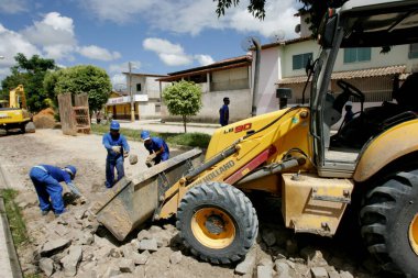 Eunapolis, Bahia / Brezilya - 17 Kasım 2010: kepçe makinesi Bahia 'nın güneyindeki Eunapolis şehrinde bir caddede bir kanalizasyon ağının uygulanması üzerinde çalışıyor.