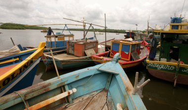 Porto seguro, Bahia / Brezilya - 6 Ağustos 2008: Güney Bahia 'daki Porto Seguro şehrinde balıkçı tekneleri görülmektedir..