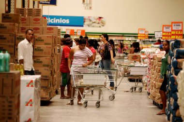 Eunapolis, Bahia / Brezilya - 10 Ağustos 2009: Müşteriler güney Bahia 'daki Eunapolis kentindeki Atacadao süpermarketinde bir alışveriş arabasını iterken görülüyor..
