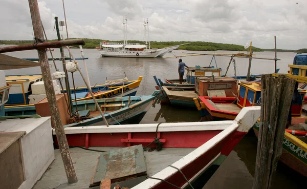 Porto seguro, Bahia / Brezilya - 6 Ağustos 2008: Güney Bahia 'daki Porto Seguro şehrinde balıkçı tekneleri görülmektedir..