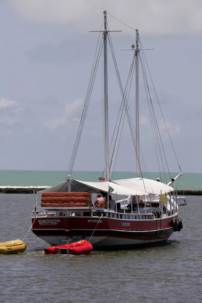 Porto Seguro Bahia Brazil June 2014年6月9日 人们在巴伊亚州南部的波尔图塞古罗市Buranhem河口看到大船 — 图库照片
