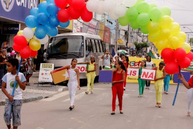Eunapolis, Bahia / Brezilya - 24 Eylül 2010: Eunapolis şehrindeki okullardan çocuklar tören sırasında görülüyor