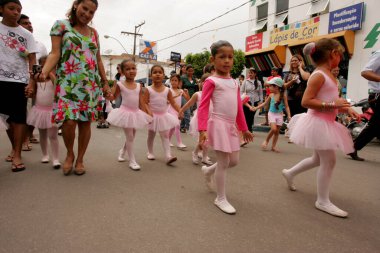 Eunapolis, Bahia / Brezilya - 24 Eylül 2010: Eunapolis şehrindeki okullardan çocuklar tören sırasında görülüyor