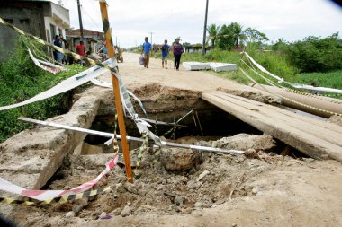 İlheus, Bahia / Brezilya - Mau 16, 2011: İlheus şehrindeki Coutos ilçesine erişim köprüsü yerel halkla yaşanan çatışmalar sonrasında yıkıldı.