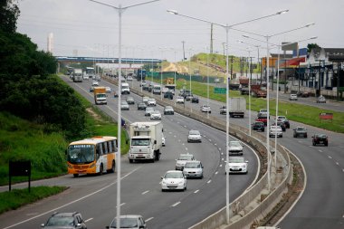 Salvador, Bahia / Brezilya - 24 Aralık 2014: Araçlar Salvador şehrinde BR 324 karayolu boyunca seyahat ederken görüldü..