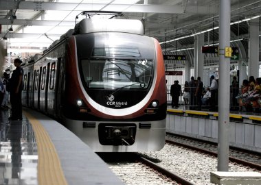 Salvador, Bahia / Brezilya - 13 Kasım 2015: Salvador Bonoco metro istasyonunda insanlar görülüyor. Sistem CCR Matro Bahia tarafından yönetiliyor.